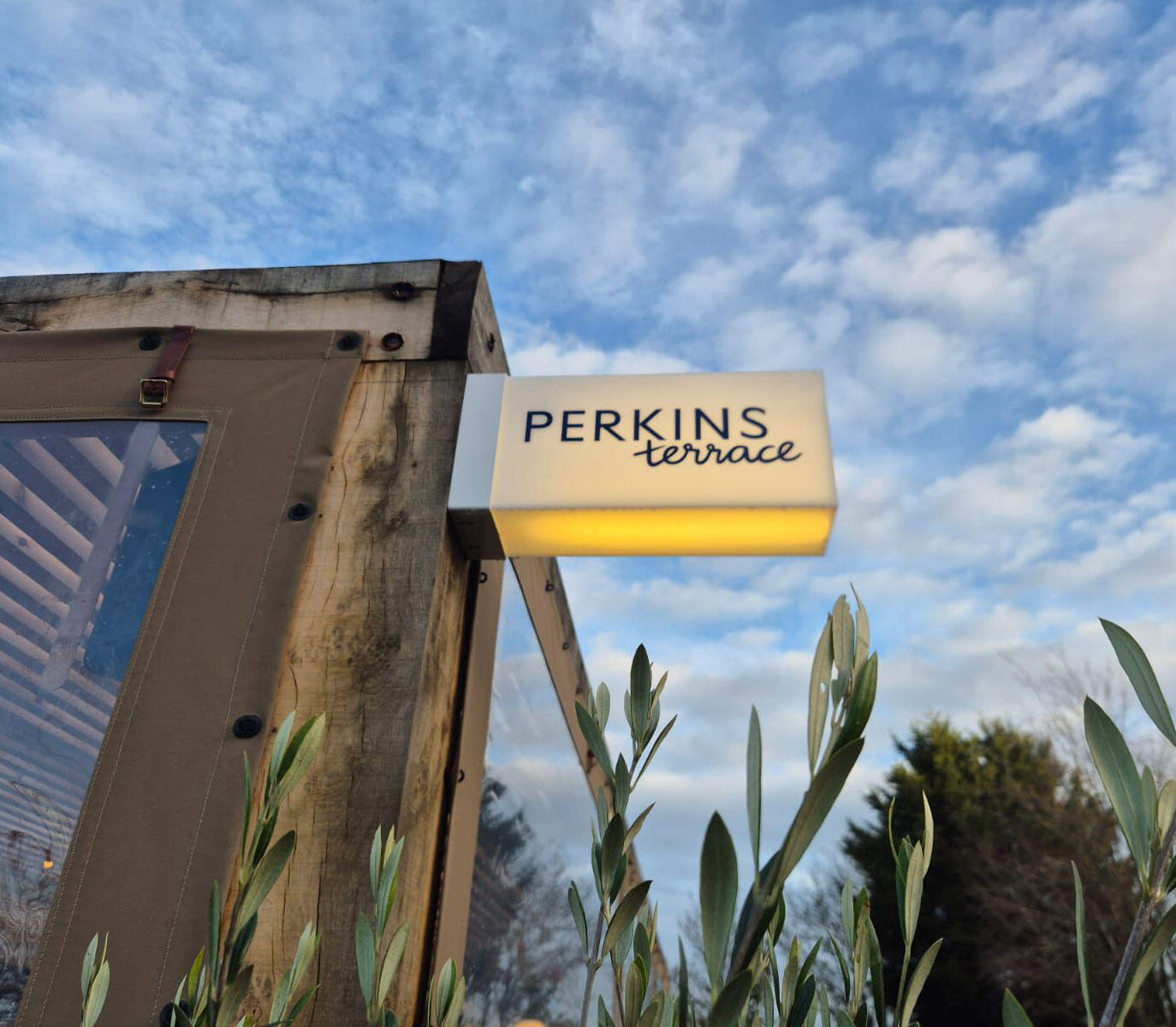 Electrician+Plumtree%3A+Outdoor+Lighting+at+Perkins+Bar+and+Bistro